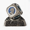 Silber-blauer 7-in-1 Metall-Würfelspinner für Rollenspiele auf einem Drachenständer im Ozeanmotiv.