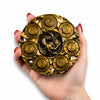 Eine Hand hält einen runden antikgoldfarbenen 7-in-1 Rollenspiel-Würfelspinner mit Drachenrelief.